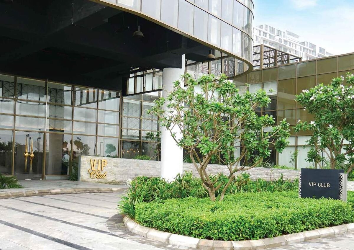 M3M Golfestate Sector 65 Gurugram towers overlooking the golf greens and landscaped swimming pool